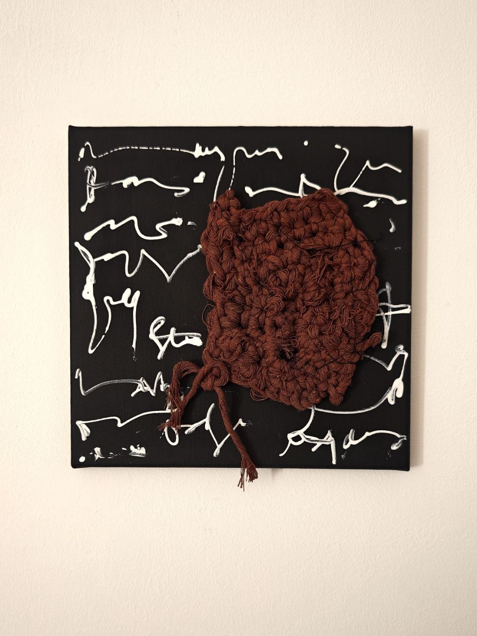 Ross.Wool · «Il Nido» — Cotone intrecciato su tela con grafismo asemico, 2026